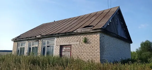 Одноэтажное кирпичное нежилое здание - Здание Байметевского сельского клуба, общей площадью 84,2 кв.м, расположенное по адресу: Чувашская Республика, р-н. Козловский, д. Байметево, ул. Советская, д. 8, с кадастровым номером 21:12:000000:3641, с земельным участком под ним площадью 427 кв.м, категория земель: земли населенных пунктов, разрешенное использование: для иных целей, с кадастровым номером 21:12:151301:1