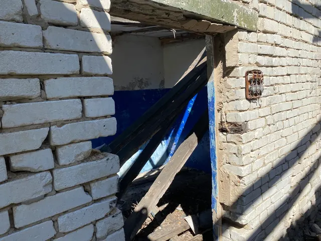 Нежилое здание с прилегающим земельным участком