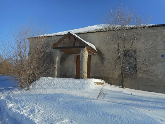 Здание нежилое с земельным участком