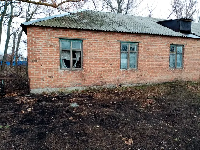 Нежилое здание, общая площадь 200,9 кв.м., назначение: нежилое, литер: А, количество этажей: 1, кадастровый номер 61:35:0080301:249, год завершения строительства: 1987, расположенное по адресу: Ростовская область, р-н Семикаракорский, х. Старая Станица, пер. Центральный, д. 11. Приватизация здания осуществляется одновременно с отчуждением победителю аукциона в собственность земельного участка площадью 926 кв.м, кадастровый номер 61:35:0080301:141. Цена выкупа земельного участка 152000,00 руб.