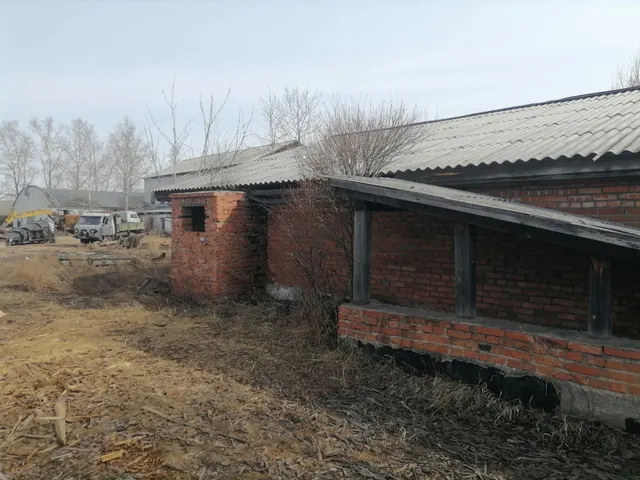 Здание, назначение: нежилое здание, наименование: склад двойного назначения, количество этажей - 1, в том числе подземных этажей - 0, площадь 153,1 кв. м, кадастровый номер 03:16:340165:82, и земельный участок с кадастровым номером 03:16:340131:35 площадью 222 кв. м