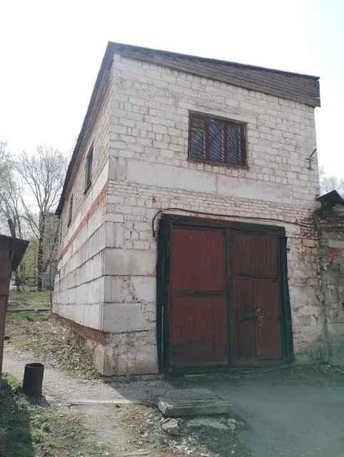 Нежилое здание, площадью 326,1 кв.м., кадастровый номер: 74:18:1002087:20, реестровый номер: П12740008909, по адресу: Челябинская обл., р-н Саткинский, г. Бакал, ул. Андрея Костылева, д. 1. Целевое назначение: нежилое.
