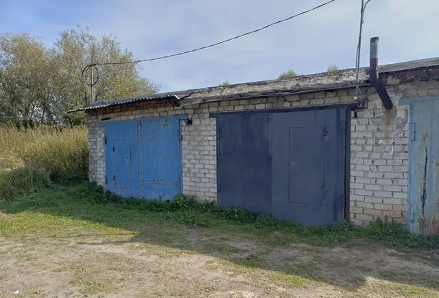 Нежилое помещение (часть здания), наименование: гараж, назначение: нежилое, этаж № 01, площадь 19,6 кв.м., кадастровый номер: 72:24:0502001:1946, расположенное в нежилом здании (кадастровый номер: 72:24:0502001:979) по адресу: Тюменская область, г. Тобольск, Промкомзона, № 29в, блок 11, гараж 11. Требуется проведение ремонта, необходимо освобождение помещения от строительного мусора. Имеется техническая возможность подключения к электроснабжению.