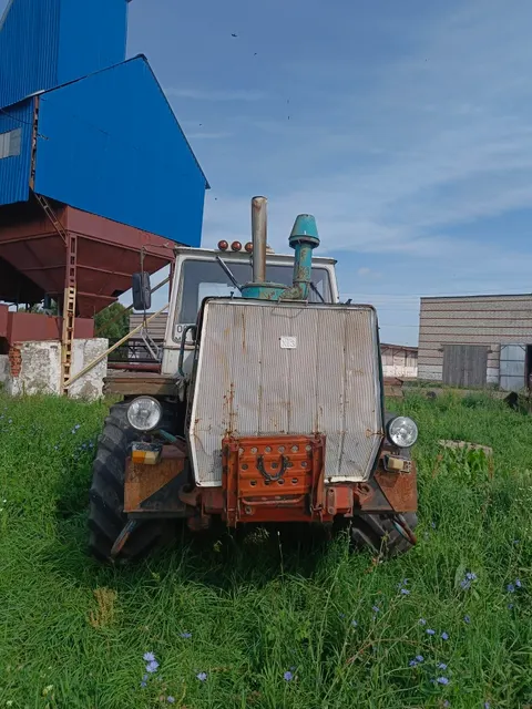 Трактор Т-150К, 1986 г.в., г/н 0023МХ12, бело-зеленого цвета, кузов покрыт ржавчиной, в рабочем состоянии