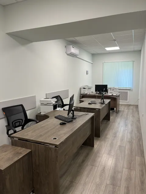Часть нежилого помещения с кадастровым номером: 15:09:0030802:1810, общей площадью 1648,1 кв. м., а именно кабинет № 306 площадью 24,6 кв. м., расположенный на третьем этаже здания, находящегося по адресу: Республика Северная Осетия - Алания, г. Владикавказ, проспект Доватора, д 12