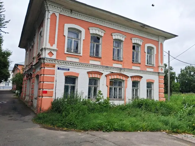 Продажа находящегося в федеральной собственности объекта недвижимого имущества площадью 185 кв. метров (кадастровый номер 44:25:030203:56) по адресу: Костромская область, г. о. город Буй, г. Буй, пл. Революции, д. 2, являющегося объектом культурного наследия регионального значения, с одновременным предоставлением в аренду земельного участка площадью 273,8 кв. метра (кадастровый номер 44:25:030203:18),на котором расположен такой объект недвижимого имущества.