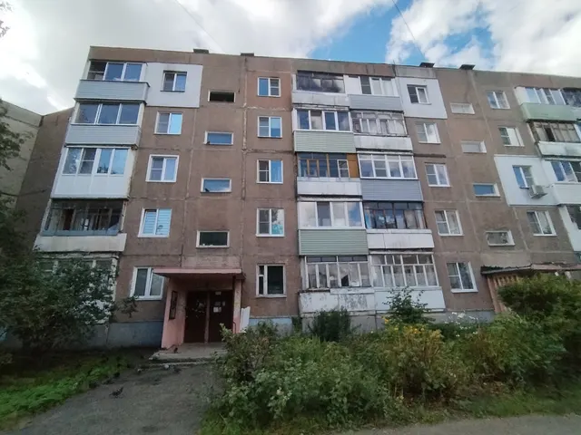(повторные торги). Общая долевая собственность (1/6 доля в праве) на жилое помещение площадью 62,5 кв. м, кадастровый номер 76:23:010101:29581, назначение - жилое, местонахождение: Ярославская обл., г. Ярославль, ул. Красноборская, д. 21, кв. 150. Есть зарегистрированные физические лица. По состоянию на 16 июля 2026 г. задолженность по уплате взносов на капитальный ремонт составляет 57323,20 руб. Собственник имущества - Курочкина М.В.