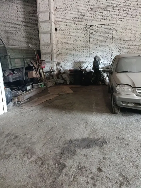 Нежилое помещение. пл.15 кв.м, в здании гаража с кадастровым №42:28:1002017:1717, по адресу: г.Междуреченск, пр-кт.Строителей, д.36. Назначение использования: размещение автотранспорта. Срок аренды 364 дня