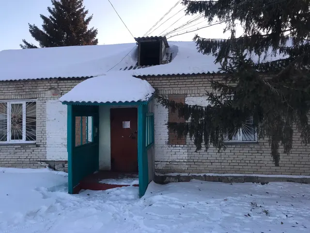 Земельный участок с кадастровым номером 54:04:010109:21, площадью 690+/-18 кв.м., РНФИ:П11550002138, с расположенными на нем объектами: нежилое здание с кадастровым номером:  54:04:010109:116, общей площадью 102,4 кв.м., РНФИ: П12550011240, нежилое здание (гараж) с кадастровым номером:  54:04:010109:117, общей площадью 39,1 кв.м., РНФИ: П12550011239 по адресу: Новосибирская область, Венгеровский район, с. Венгерово, ул. Добролюбова, д.3