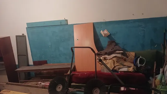 Нежилые помещения площадью 16,5 кв.м., с кадастровым номером 31:06:0324002:2616 и  площадью 12,3 кв.м.,  с кадастровым номером 31:06:0324002:2615, расположенные по адресу: Белгородская обл., г. Старый Оскол, микрорайон Парковый, д. 23.