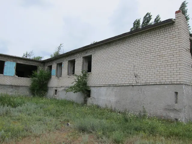 нежилое здание – здание интерната, общей площадью 1407,1 кв.м., с кадастровым номером 34:08:080102:680 и земельный участок, общей площадью 2533 кв.м., кадастровый номер 34:08:080102:352, расположенные по адресу: Волгоградская область, Иловлинский район, х. Ширяевский, ул. Центральная, дом № 59/2
