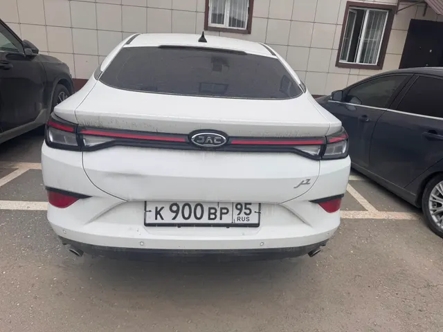 Транспортное средство JAC J7, 2023 года выпуска, цвет – белый, желтый, серый, идентификационный номер (VIN) MX1J7AGGXPK022129, государственный номер К900ВР95