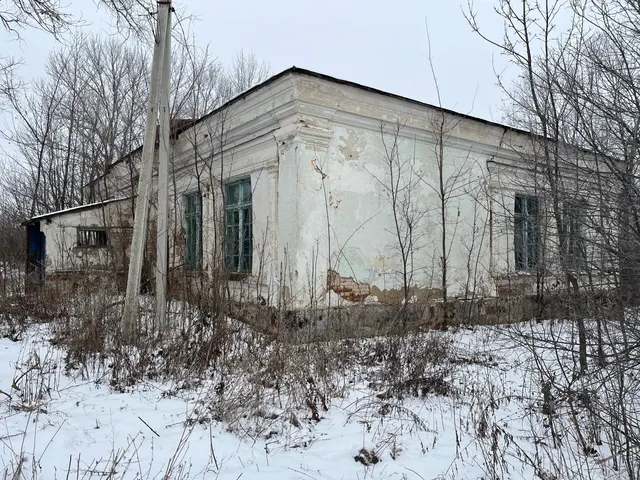 Здание «Здание» с кадастровым номером 48:08:2050104:18 площадью 210,9 кв.м, назначение: нежилое; здание «Сарай» с кадастровым номером 48:08:2050104:22 площадью 99,6 кв.м, назначение: нежилое , с одновременным отчуждением земельного участка с кадастровым номером 48:08:1060106:12 площадью 8274 кв.м, относящийся к категории земель населенных пунктов, с видом разрешенного использования «для размещения объектов дошкольного, начального, общего и среднего (полного) общего образования».