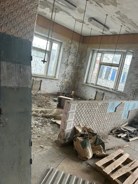 Земельный участок  общей площадью 597 кв.м, с кадастровым номером 74:38:0118001:7, по адресу: Челябинская область, г. Чебаркуль, по смежеству (с западной стороны) здания адм.ООО Торг. Дом М, 1-ое Мая, 20, с расположенным на нем  нежилым зданием – столовая новая  общей площадью 448,5 кв.м, с кадастровым номером 74:38:0118001:18, по адресу: Челябинская область,  г. Чебаркуль, ул. 1 Мая, д. 20
