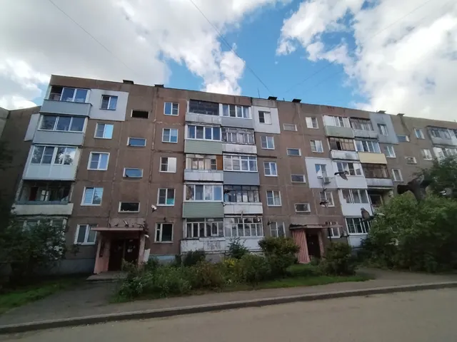 (повторные торги). Общая долевая собственность (1/6 доля в праве) на жилое помещение площадью 62,5 кв. м, кадастровый номер 76:23:010101:29581, назначение - жилое, местонахождение: Ярославская обл., г. Ярославль, ул. Красноборская, д. 21, кв. 150. Есть зарегистрированные физические лица. По состоянию на 16 июля 2026 г. задолженность по уплате взносов на капитальный ремонт составляет 57323,20 руб. Собственник имущества - Курочкина М.В.