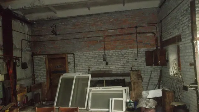 Земельный участок площадью 322 кв.м, кадастровый номер 29:01:190135:16 (реестровый номер федерального имущества П11310004198), категория земель – земли населенных пунктов, вид разрешенного использования – для размещения гаражей, с расположенным на нем объектом недвижимости – нежилое здание (гараж) площадью 102,5 кв.м, кадастровый номер 29:01:190135:486 (реестровый номер федерального имущества П12310009107).