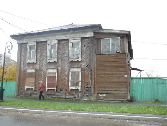 Нежилое здание, назначение: нежилое, количество этажей: 2, в том числе подземных 0, площадь 165,8 кв.м., кадастровый номер: 72:24:0603027:81, местоположение: Тюменская область, г. Тобольск, ул. Ленина, д. 44 (в составе объекта учитывается движимое имущество – ограждение, табличка информационная 600х400 «Дом жилой»). Объект культурного наследия, находящийся в неудовлетворительном состоянии.