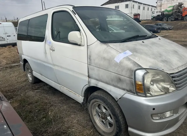 Легковой автомобиль TOYOTA Hiace Regius, 1999г.в., г/н М760НУ124, VIN отсутствует, номер кузова RCH470019169, номер двигателя 2190664, цвет белый/серый. Начальная цена продажи 786 250 руб. Задаток 117950 руб.