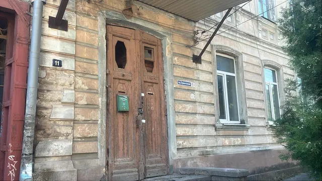 Нежилое здание по адресу: г. Таганрог,  пер. Лермонтовский, 11 (Объект приватизации является объектом культурного наследия регионального значения – «Доходный дом Г.Е. Бетулинского» на основании постановления комитета по охране объектов культурного наследия Ростовской области от 16.04.2025 № 840).