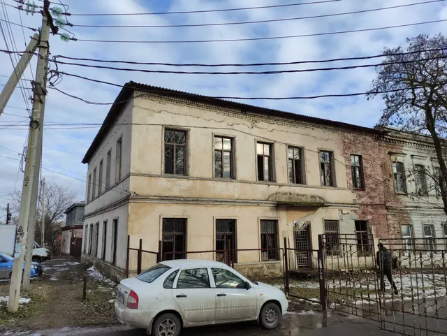 Нежилое здание, количество этажей: 2, площадью 444,0 кв. м, кадастровый номер 61:55:0011621:324 и земельный участок площадью 284,0 кв. м, кадастровый номер 61:55:0011621:539, категория земель: земли населенных пунктов, разрешенное использование: для размещения амбулаторно-поликлинических учреждений, расположенные по адресу: Ростовская область, г. Новочеркасск, ул. Б. Хмельницкого,.4/ул. Аксайская, 139