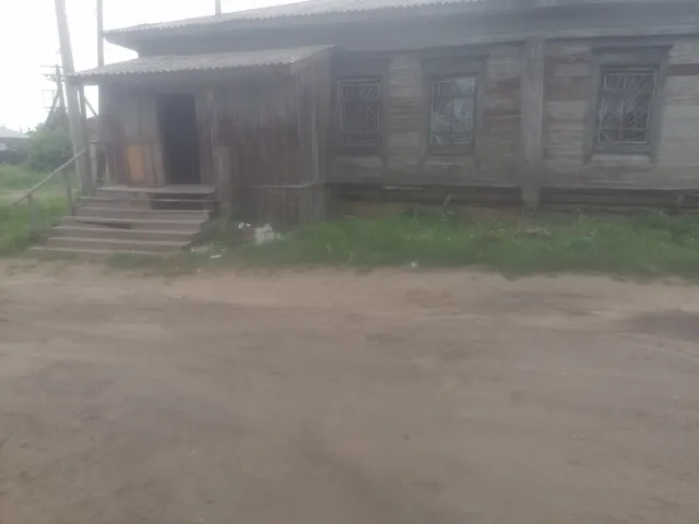 Здание, кадастровый номер 45:05:020111:879, назначение: нежилое, общей площадью 128,4 кв. м., количество этажей: 1, в том числе подземных 0, материал стен - рубленные из бревен, крыша - шиферная