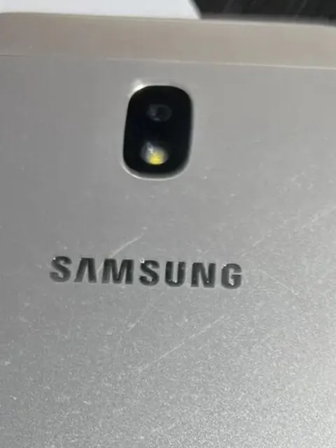 мобильный телефон "SAMSUNG" в золотистом цвете 1 Штука (шт)