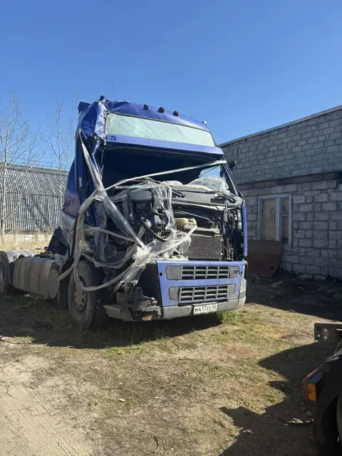 Лот № 6 (вторичные). Грузовой тягач седельный Volvo FH 440, 2006 года выпуска, государственный номер М417ЕЕ60, идентификационный номер (VIN) YV2AS02A06A621798, транспортное средство после ДТП, отсутствует лобовое стекло, правая дверь, автотранспортное средство возможно не на ходу. Местонахождение: Псковская обл., Псковский р-н, д. Уграда, ул. Газовиков, д. 25.Должник (собственник) – ООО СП «СВ».