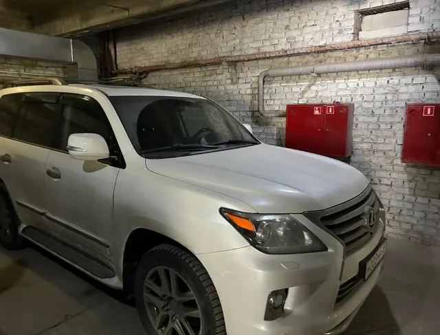Автомобиль Lexus LX 570 (универсал), 2014 года выпуска, цвет - белый, идентификационный номер (VIN) JTJHY00W904161520, государственный номер М003МР54 (арест, повтор).