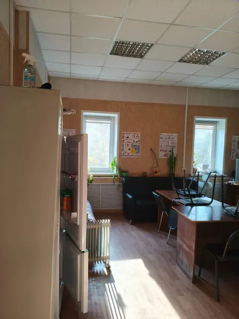 Часть нежилого здания кадастровый номер 62:15:0060203:72 (помещения № 3 – 10 на 1 этаже общей площадью 60,6 кв. м.; помещения № 1 – 8 на 2 этаже общей площадью 54,9 кв. м.; помещения № 1- 4 на 3 этаже общей площадью 60,5 кв. м.; по паспорту БТИ), расположенного по адресу: Рязанская область, Рязанский район, с/п Варсковское, пос. Варские, ул. Совхозная, д. 1а. Общая площадь 176,00 кв. м.