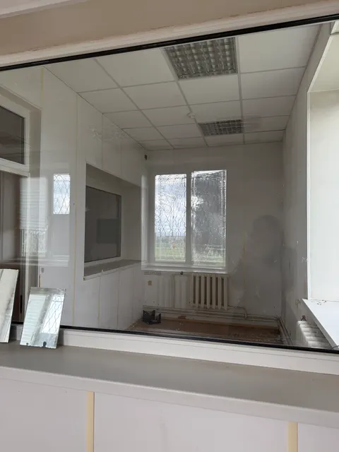 Нежилое здание с земельным участком