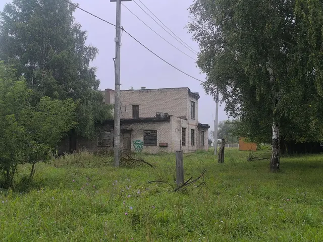Нежилое здание и земельный участок.