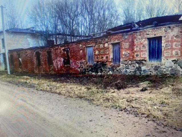Нежилое здание общей площадью 674 кв.м.,являющееся объектом культурного наследия регионального значения "Ансамбль бывшей усадьбы купца Лапина» XIX в., кн60:19:0100801:63,включенное в единый государственный реестр объектов культурного наследия (памятников истории и культуры) народов Российской Федерации, находящееся в неудовлетворительном состоянии, расположенное на земельном участке с кн60:19:0100801:120 площадью 4700кв.м., по адресу:Псковская область,Пустошкинский муниципальный округ, д.Красное