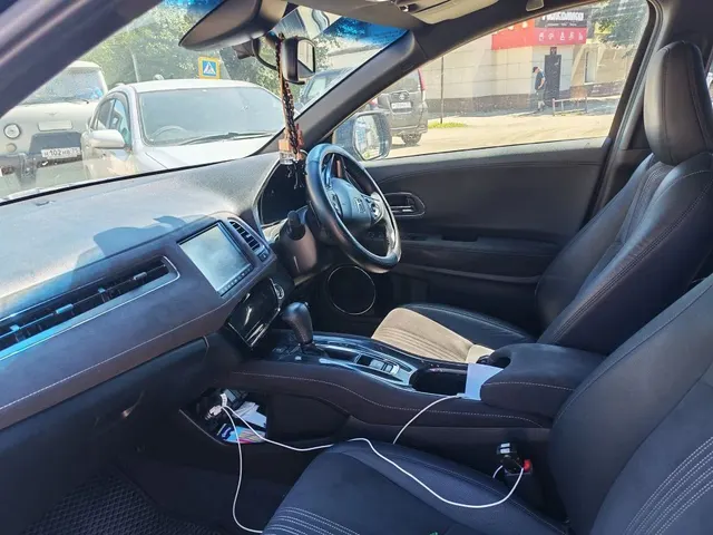 Легковой универсал; HONDA; VEZEL; 2019 г.в., г/н Р398МА75, цвет черный, VIN: RU11324780; Номер кузова (прицепа): RU11324780, ПТС отсутствует. Имеются сколы от камней, две вмятины на заднем бампере