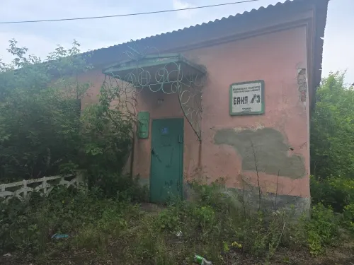 Нежилое здание - баня, общей площадью 357,4 кв.м. расположенное по адресу: Челябинская обл., г. Троицк, ул. им. С.М. Кирова, 57. Кадастровый номер 74:35:1700062:63 с земельным участком, общей площадью 1353 кв.м. кадастровый номер 74:35:1700062:1, расположенным по адресу: Челябинская обл., г. Троицк, ул. им. С.М. Кирова, 57.