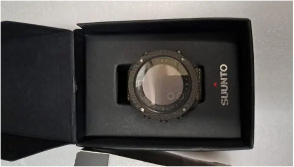 Наручные часы «Suunto» в металлическом корпусе серого цвета с коричневым ремешком, с надписями «SUUNTO TRAVERSE ALPHA Model OW151 1628103565 MSIP-CMI-asK-23922», с инструкцией, гарантией, зарядным кабелем, в черной коробке