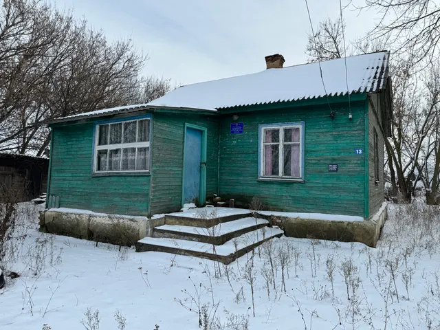 Здание 50,9 кв.м и земельный участок 419 кв.м по адресу: Российская Федерация, Курская область, м.р-н Советский, с.п. Волжанский сельсовет, п. Моздовка, ул. Широкая, д. 13