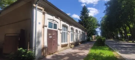 Помещения (комнаты 1, 2, 3, 17, 18) с кадастровым номером 67:08:0010245:118, площадью 100,6 кв.м, по адресу: Смоленская область, Ельнинский район, г. Ельня, ул. Энгельса, д. 7
