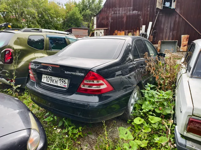 Автомобиль MERSEDES_BENZ C240, г.р.з. Т109КН196, 2000 г.в., черного цвета, VIN WDB2030611A008231 ТС имеет ограничения ФССП на регистрационные действия (ключи и документы отсутствуют, техническое состояние не проверялось, пробег не известен). Имущество продается в том виде, в каком оно есть, в случае продажи возврату/обмену не подлежит. За скрытые дефекты имущества Продавец ответственности не несет.