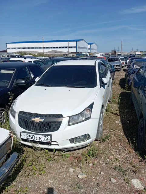 Автомобиль CHEVROLET KL1J CRUZE, г.р.з. Т250СК72, в кузове белого цвета, 2012 года выпуска VIN XUFJA696JC3077021 ТС обременено ЗАЛОГОМ. По общему правилу при переходе права собственности залог сохраняется в соответствии со ст. 353 ГК РФ; приобретатель имущества приобретает права и несет обязанности залогодателя. Риски, связанные с сохранением залога и возможностью обращения взыскания на предмет залога, несет приобретатель. ТС имеет ограничения ФССП на рег. дей-я (ключи и документы отсутствуют)