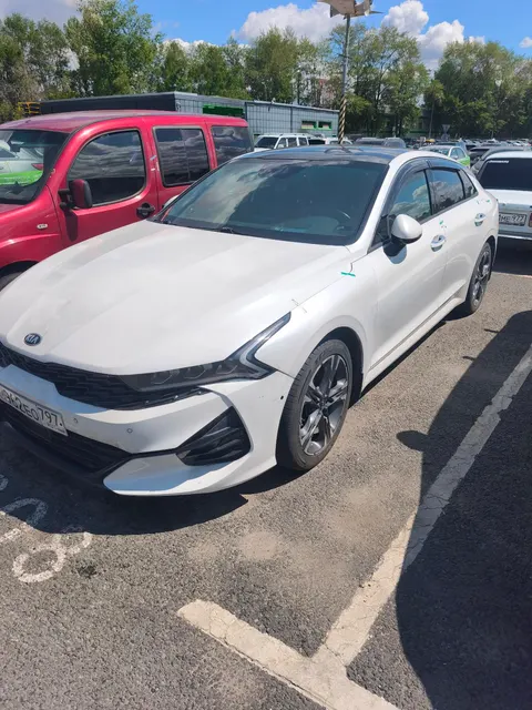АМТС KIA K5, 2021 г.в., г/н М962ЕО797, цвет белый желтый серый, VIN XWEG6417BM0006690