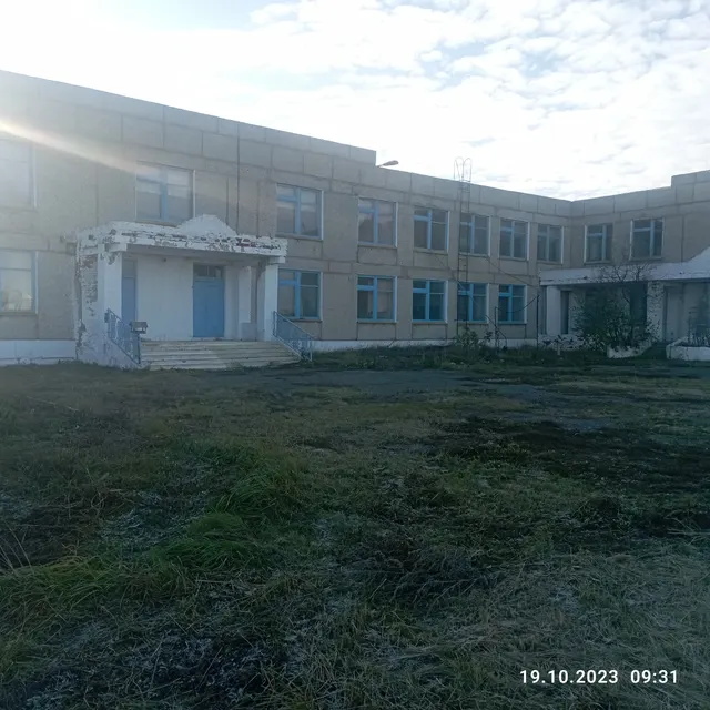 Нежилое здание (бывшая школа) на разбор