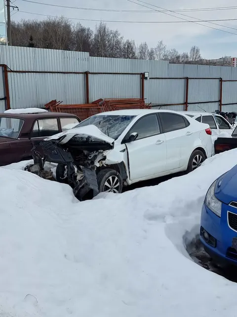 Годные остатки KIA RIO, г.в. 2014, VIN: Z94CB41BAFR247797, г/н: Р066МО11, Документы: Нет, Ключи: Нет, Примечание: Передняя часть автомобиля битая, часть двигателя отсутствует, лобовое стекло битое. АС ПИБИ: 11-008763-1