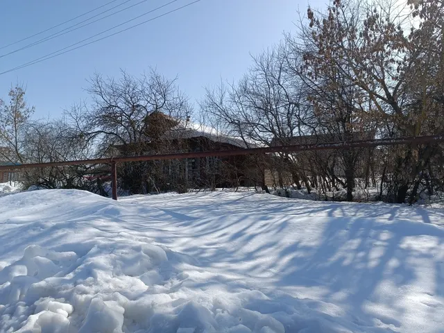Жилой дом с прилегающим земельным участком