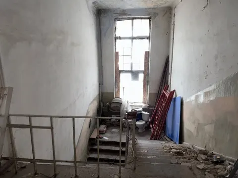 Нежилое помещение площадью 134,1 кв.м., с кадастровым номером 37:11:040101:1200, расположенного по адресу: Ивановская область, р-н. Палехский, п. Палех, ул. Зиновьева, д. 1
