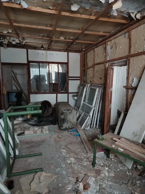 нежилое одноэтажное кирпичное здание площадью 156  кв.м. с кадастровым номером 10:07:0000000:8517, расположенное по адресу:  Российская Федерация, Республика Карелия, м.о. Сортавальский, пгт. Хелюля, ул. Инженерная, д. 22 с занимаемым земельным участком площадью 1 022 кв.м. с кадастровым номером 10:07:0050110:143, расположенным по адресу: Российская Федерация, Республика Карелия, м.о. Сортавальский, пгт. Хелюля. Земельный участок расположен в кадастровом квартале 10:07:0050110. Вид разрешенного