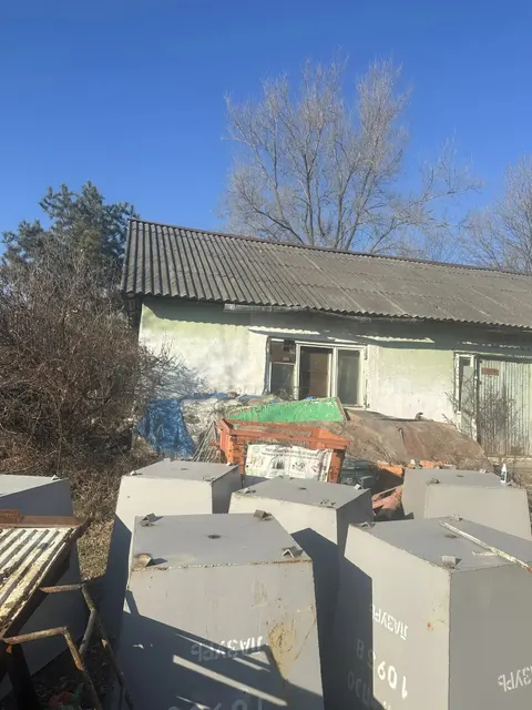 Нежилое здание с кадастровым номером 25:27:060102:933, назначение: нежилое, литера В, количество этажей: 1, с земельным участком с кадастровым номером  25:27:060102:7780