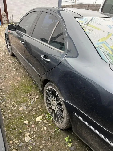Легковой автомобиль седан MERCEDES BENZ E320, 2002 г.в., г/н A947CX124, VIN WDB2110651A017663, номер кузова WDB2110651A017663, номер двигателя 11294931 213200, цвет синий. Начальная цена продажи 400 000 руб. Задаток 60050 руб.