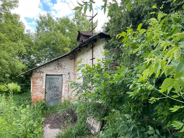 Лот №2 - нежилое здание, общая площадь 197,8 кв.м., количество этажей 1, в том числе подземных этажей: 0, (1915 г.п.) кадастровый номер 71:26:000000:1564, с земельным участком площадью 1 305 кв.м., кадастровый номер: 71:26:020108:413, расположенное по адресу: Тульская область, г. Донской, мкр. Центральный, ул. Советская, дом 27.