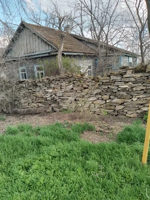 Здание, местоположение Ставропольский край, Александровский район, х. Харьковский, ул. Ленина, 54, кадастровый номер: 26:18:080203:80 назначение – нежилое, площадь 42,1 кв.м. Земельный участок, местоположение Ставропольский край, Александровский район, х. Харьковский, ул. Ленина, 54, кадастровый номер: 26:18:080203:79, площадь 1500 кв.м., категория земель: земли населенных пунктов, вид разрешенного использования: для ведения личного подсобного хозяйства