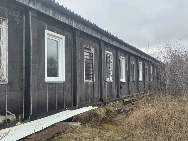 Здание, площадь 353,1 кв. м, кадастровый номер 65:22:0000003:383 и земельный участок под ним